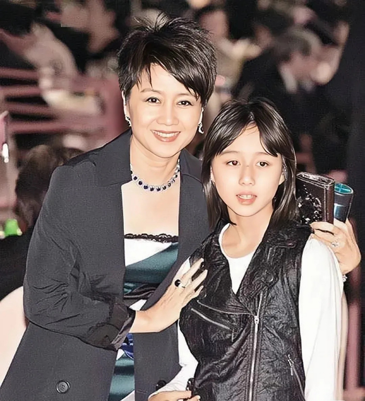 你看梁安琪对这个老幺有多心肝宝贝,不是做戏哦,仅仅是房产梁安琪都送