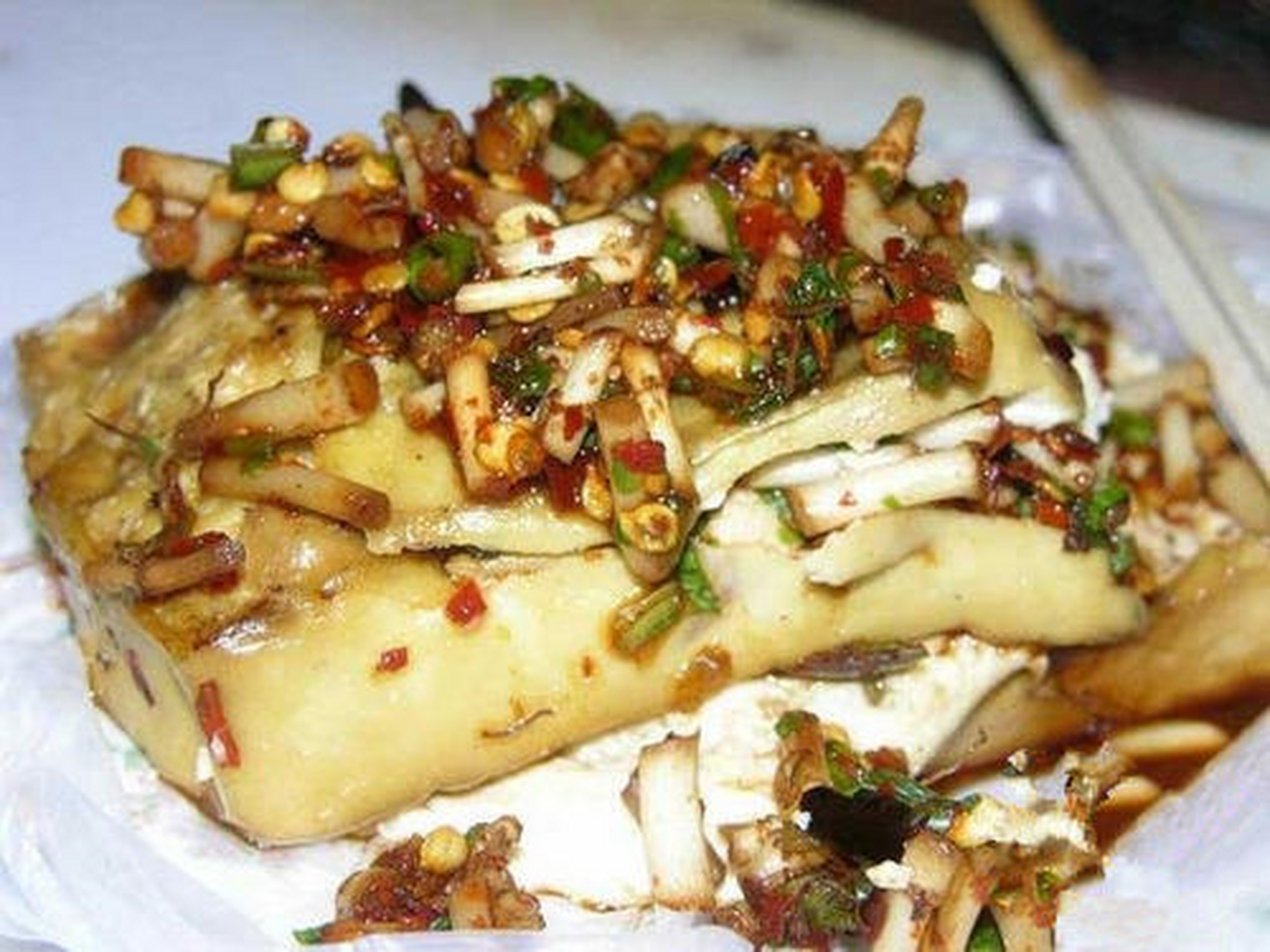 恋爱豆腐果,一道豆腐做的美食,这道美食是先做的,在做的时候看着老板