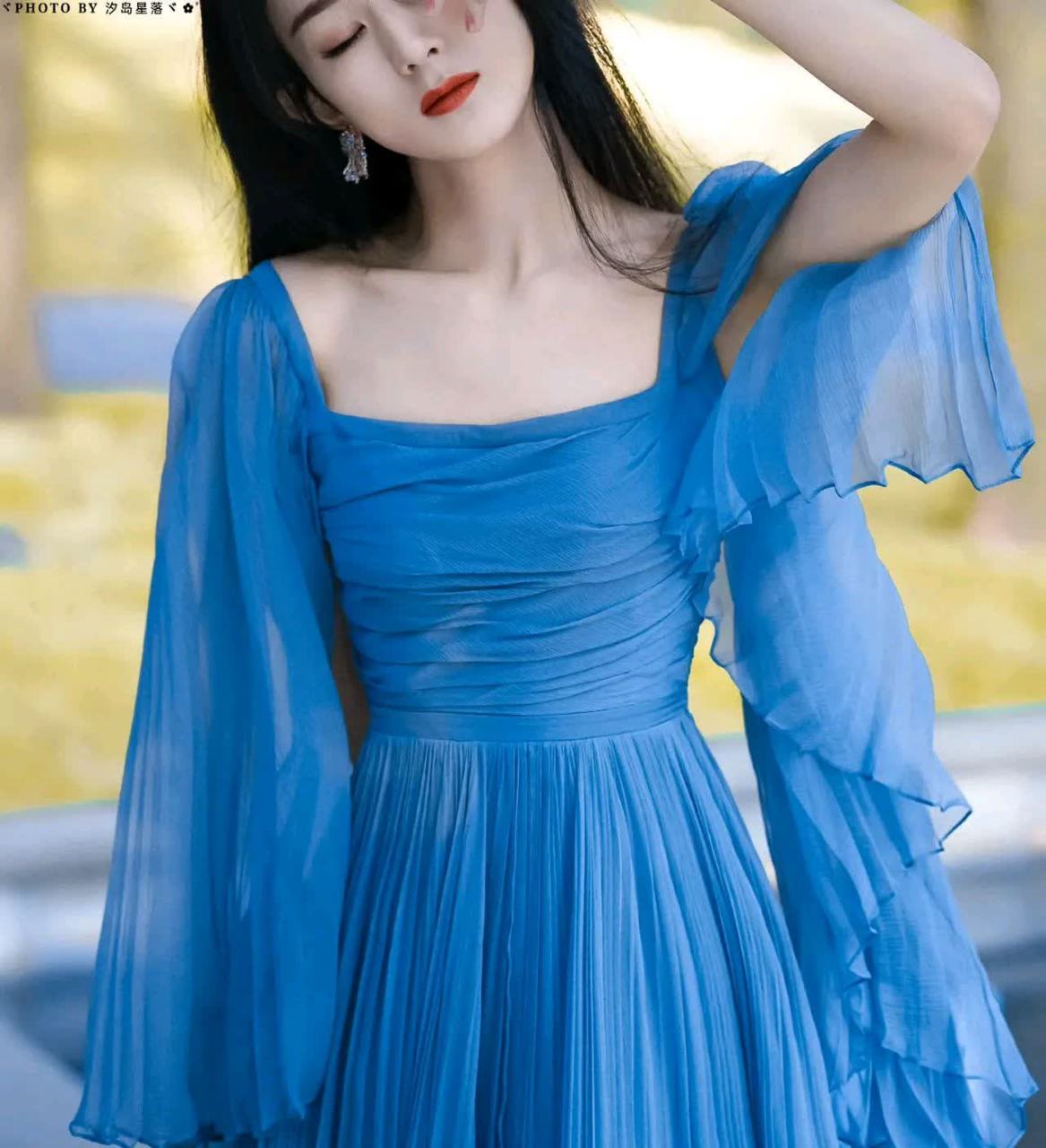 赵丽颖穿蓝色抹胸裙真是美极了!