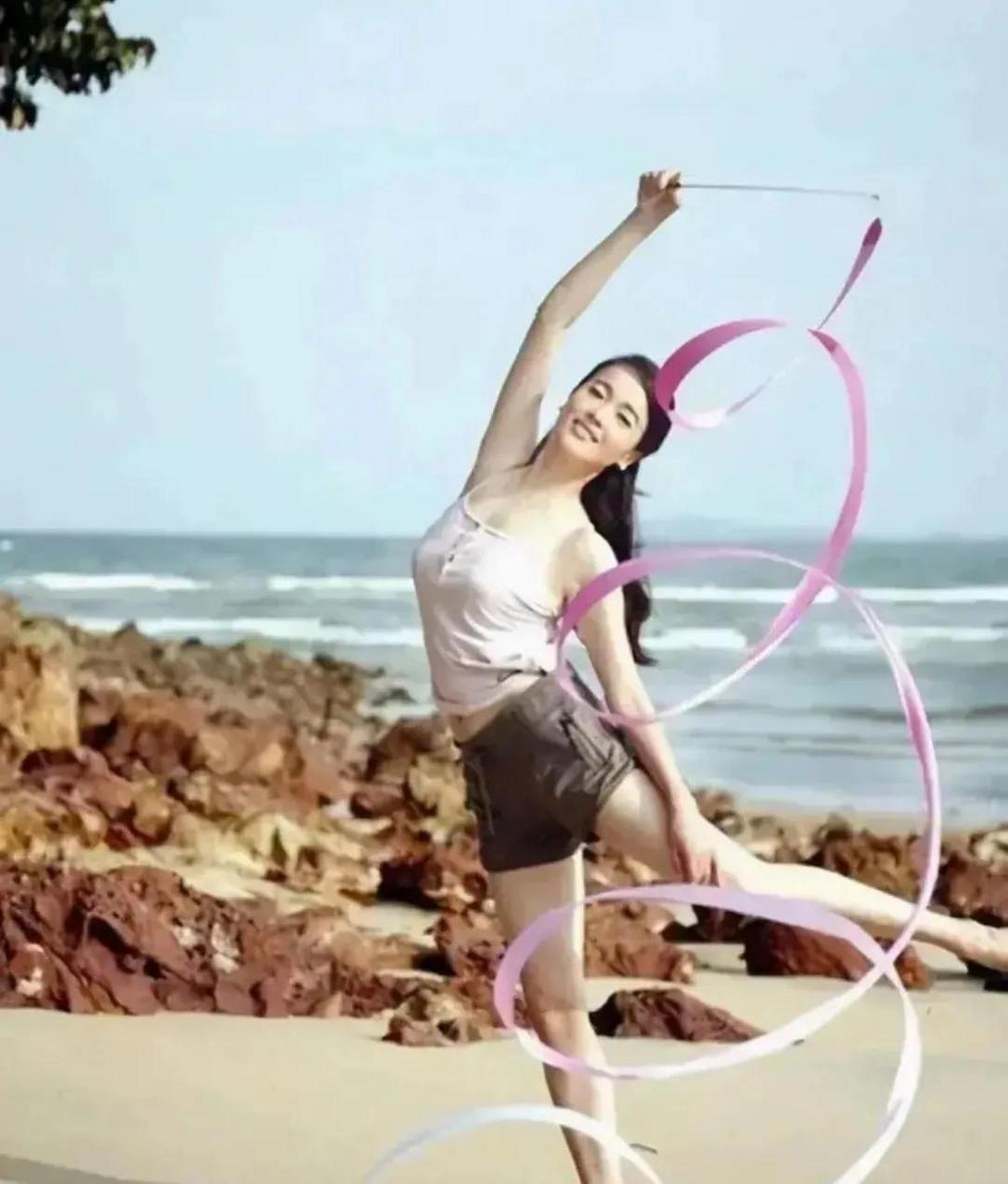 而16岁的左小青在电影《阳光灿烂的日子》中客串一个角色,是姜文发现