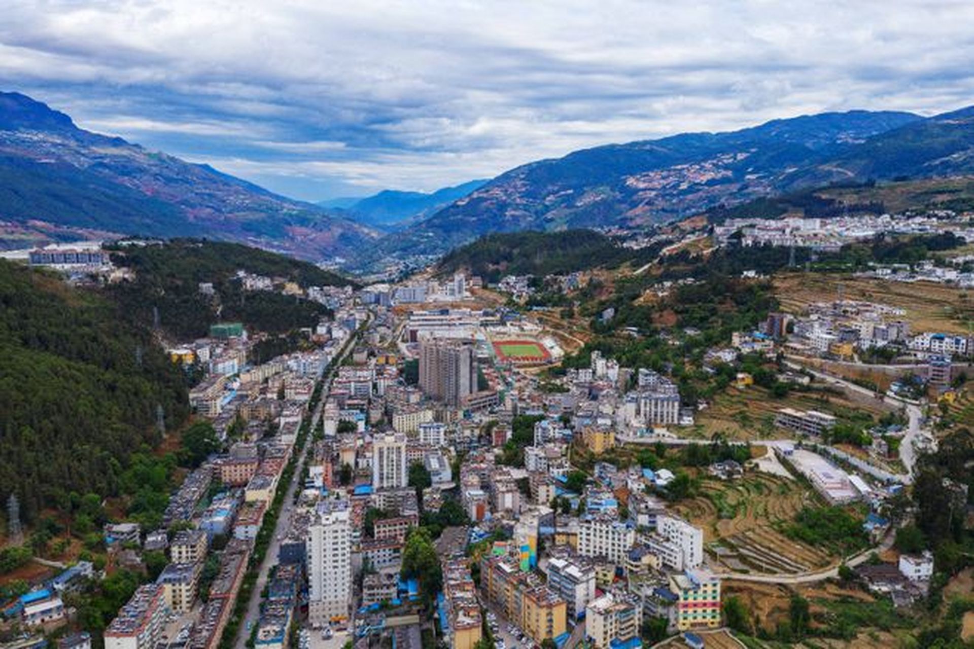 四川凉凉山普格县制定美丽乡村罚款标准,墩地就餐罚款20元,引发了网友