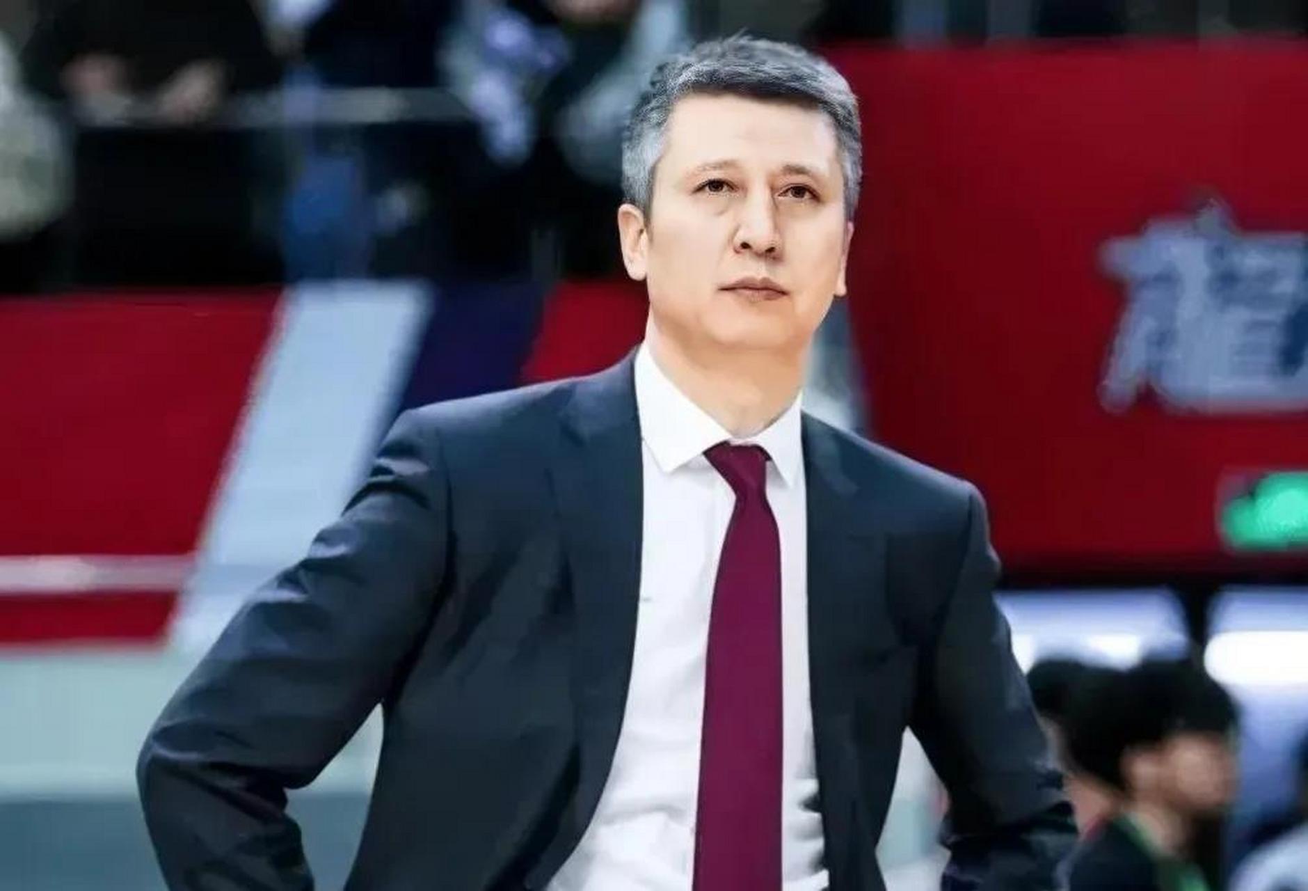 广州晋级的这个夜晚,郭士强的满头白发仿佛就是另一种军功章,47岁的