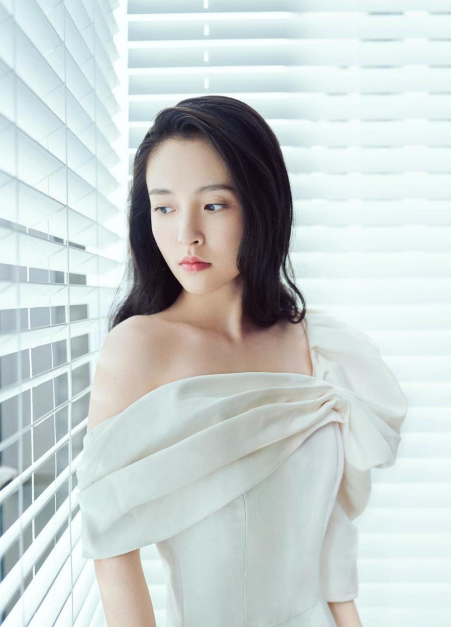 吴倩露肩白裙性感写真图片