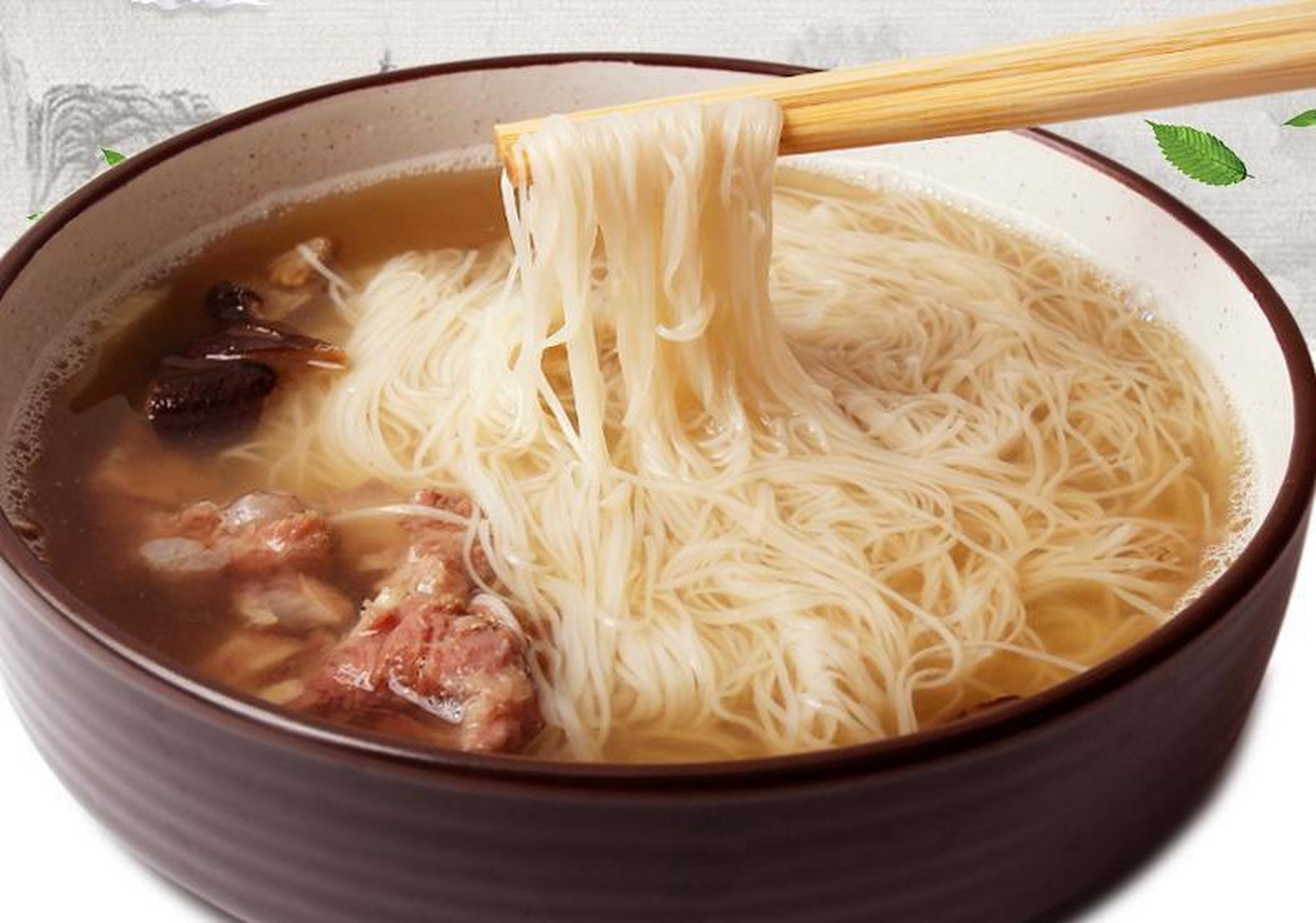 每年的大年初一,福州人都会吃一碗太平面,而太平面是用红糟鸡鸡汤泡的