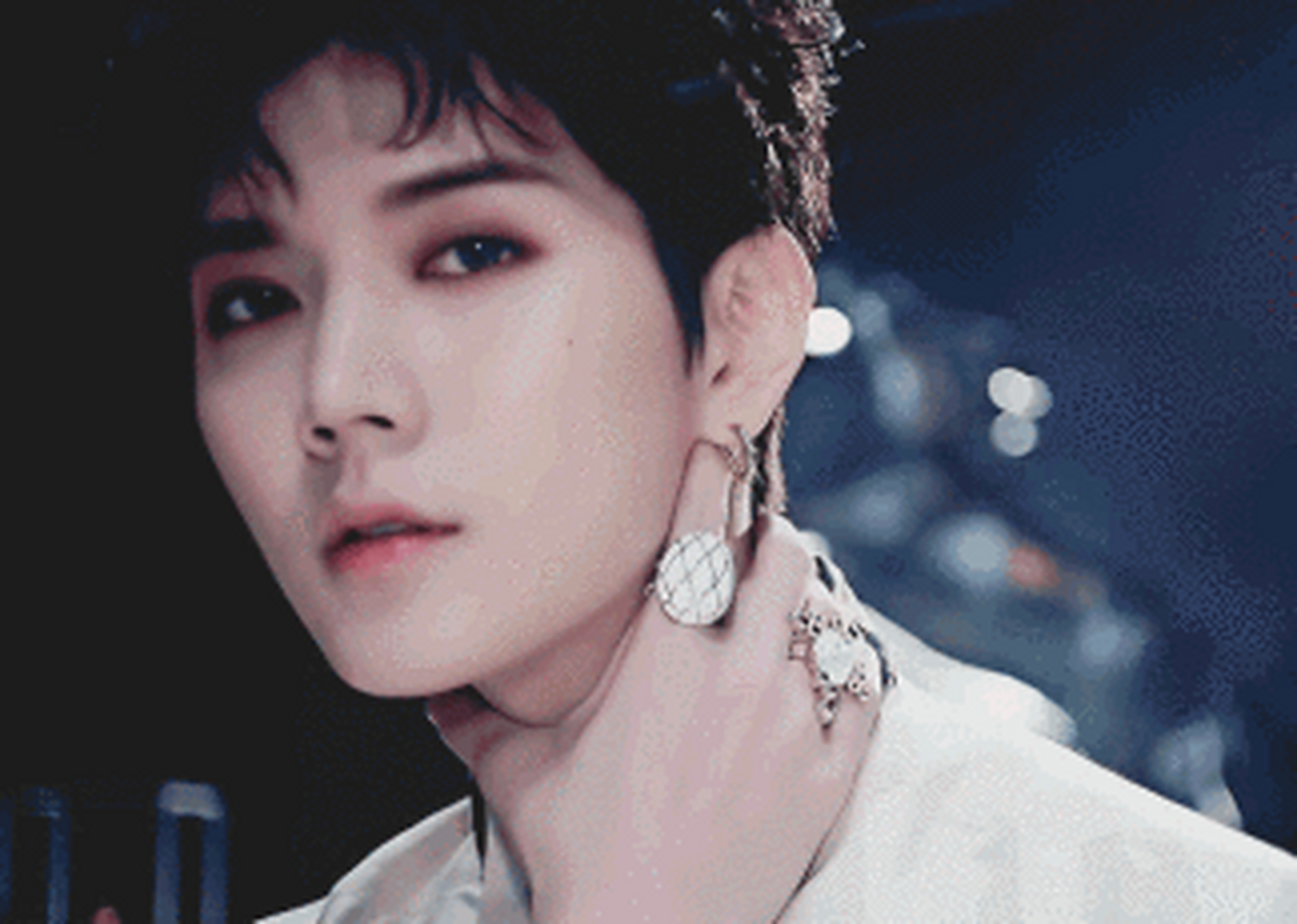 拥有仙子美貌的崔珉起当年的女装cos舞台简直叫人雌雄莫辨,精致水灵的