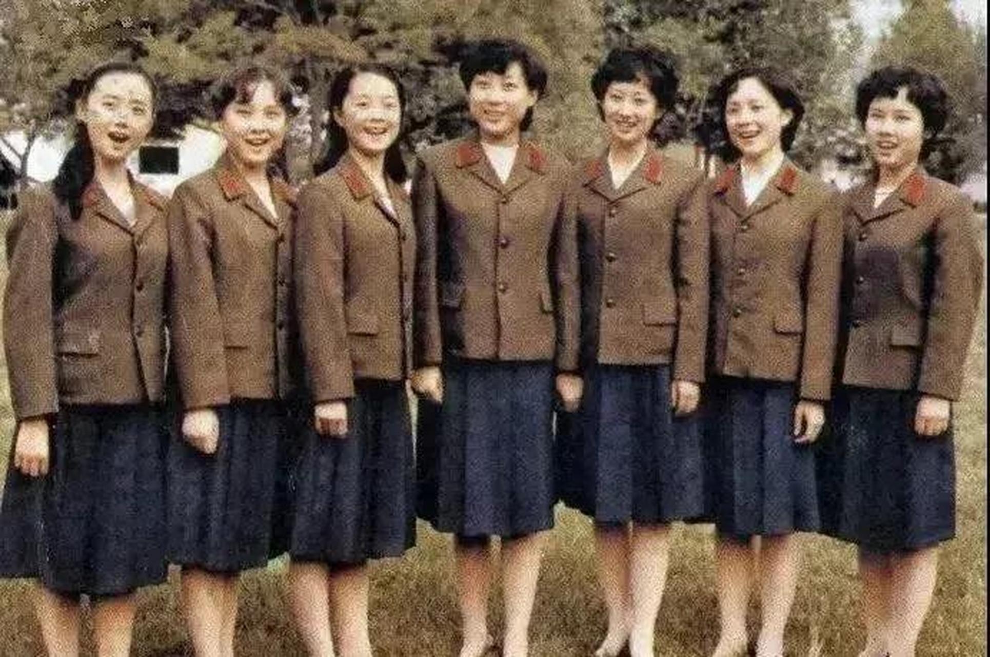 這是一張女軍人穿著65式夏常服的照片,當時,女兵與女幹部的軍裝是有