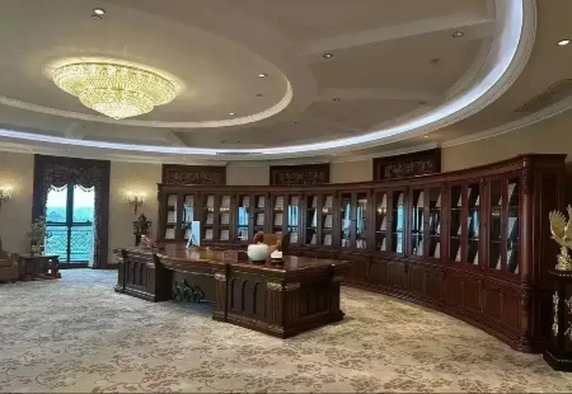 据说这是恒大许家印老板的办公室,比白宫的椭圆形办公室还要奢华.