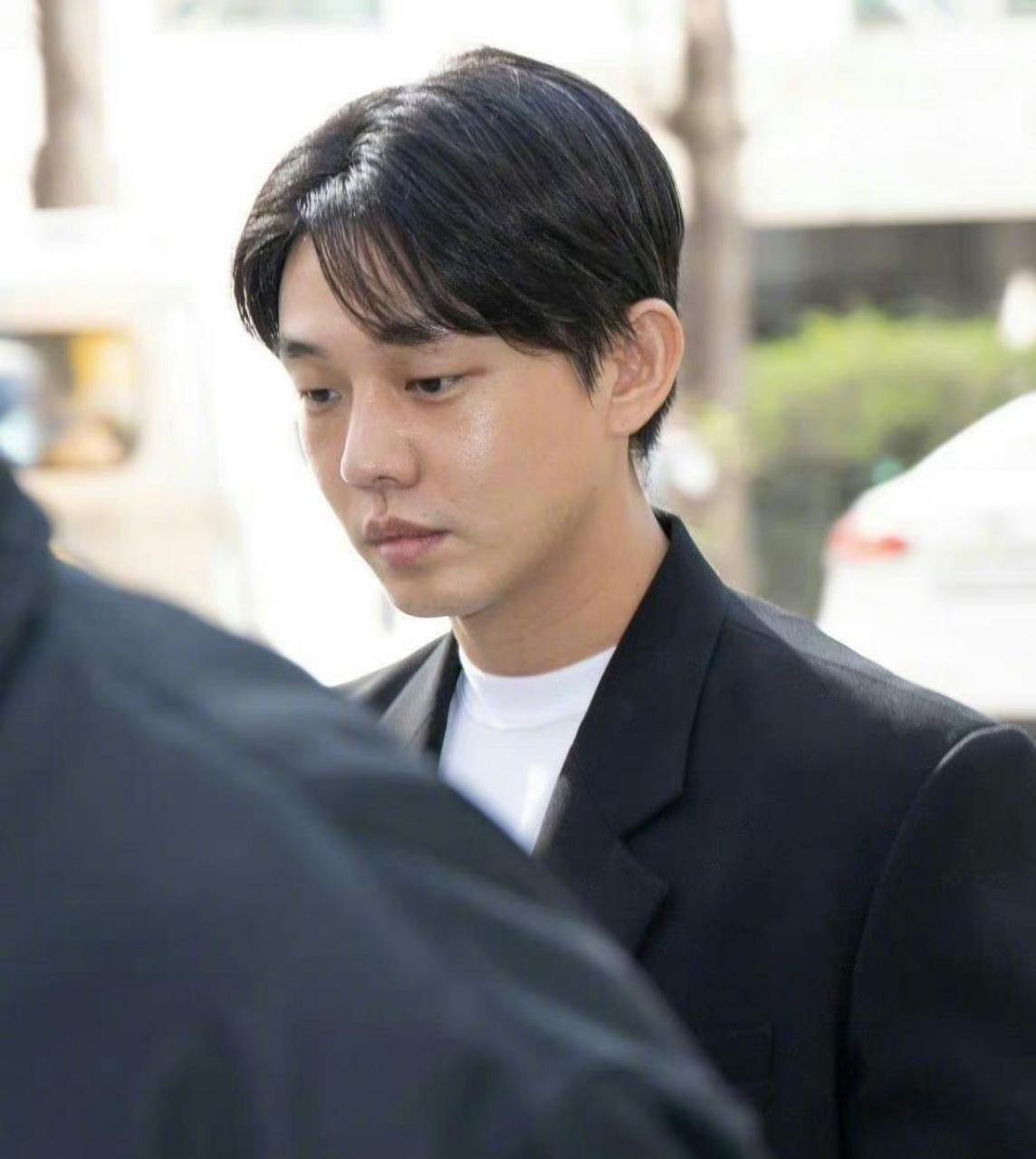 刘亚仁再次出现在观众面前,头发长了,脸也圆了,就连眼神也变了