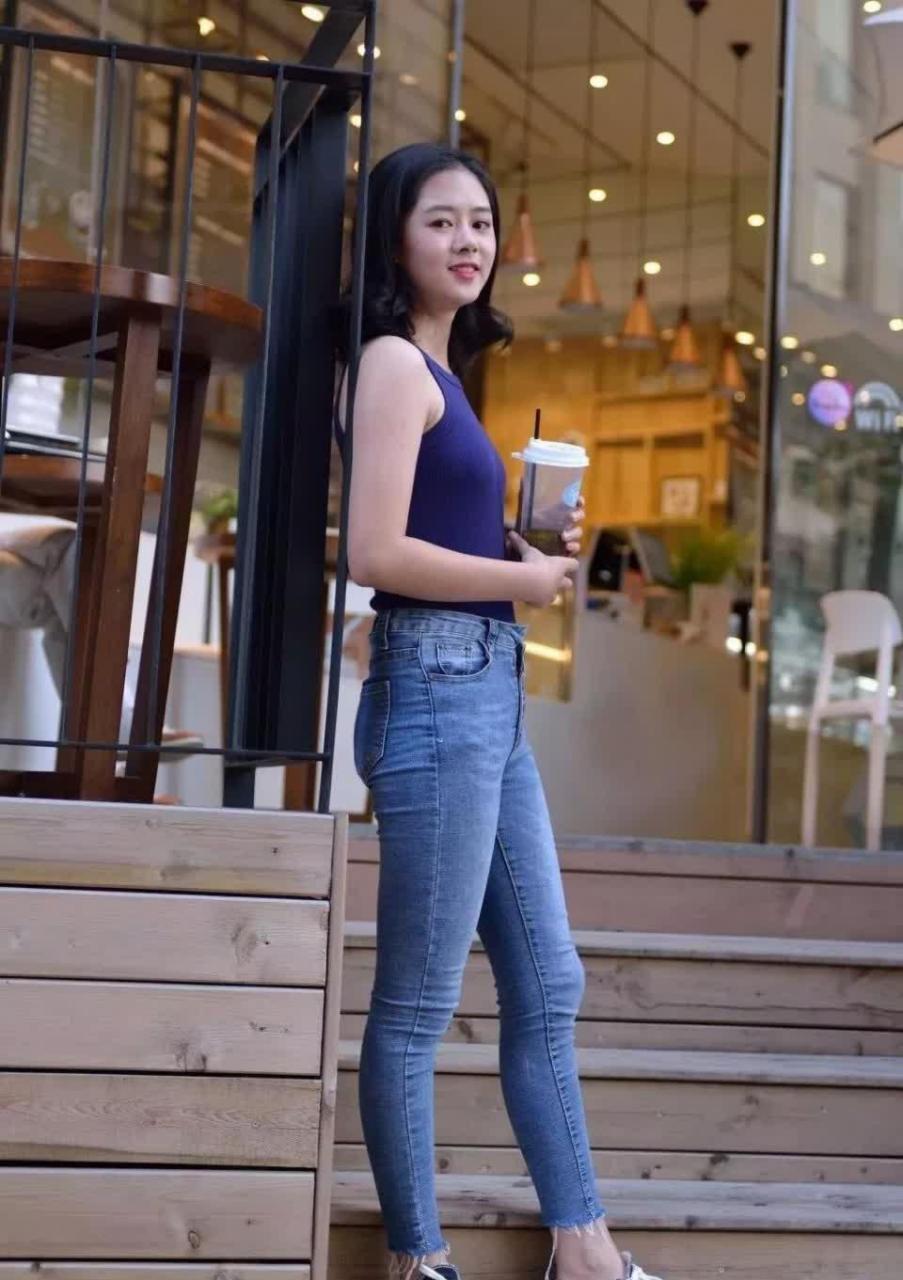 街拍:穿紧身弹力牛仔裤的性感靓丽美眉,气质有点像一位香港明星