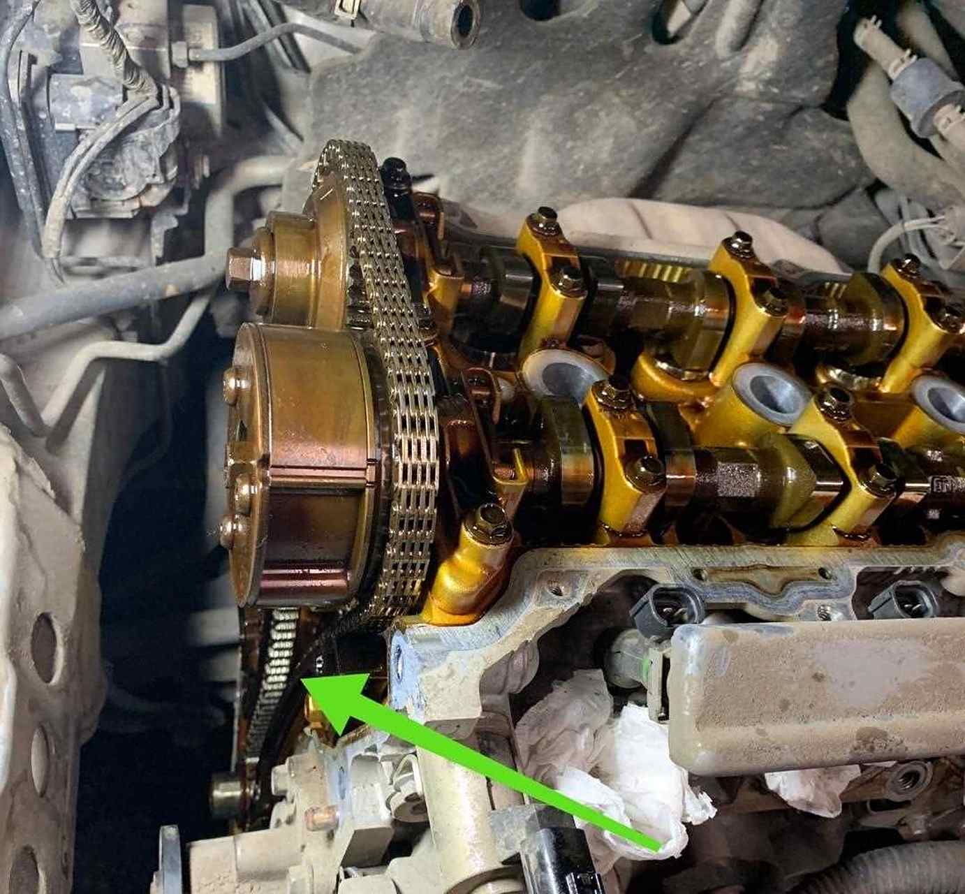 24万公里的日产发动机内部异响,检查才发现是正时链条松旷,如图一所示