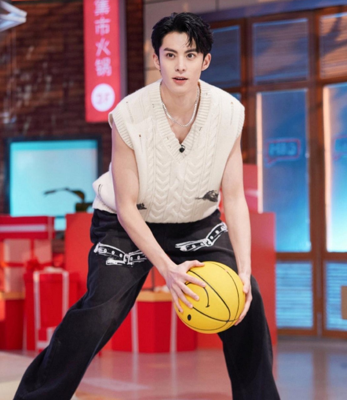 王鹤棣录综艺,在现场打球太帅气,笑得太灿烂了.