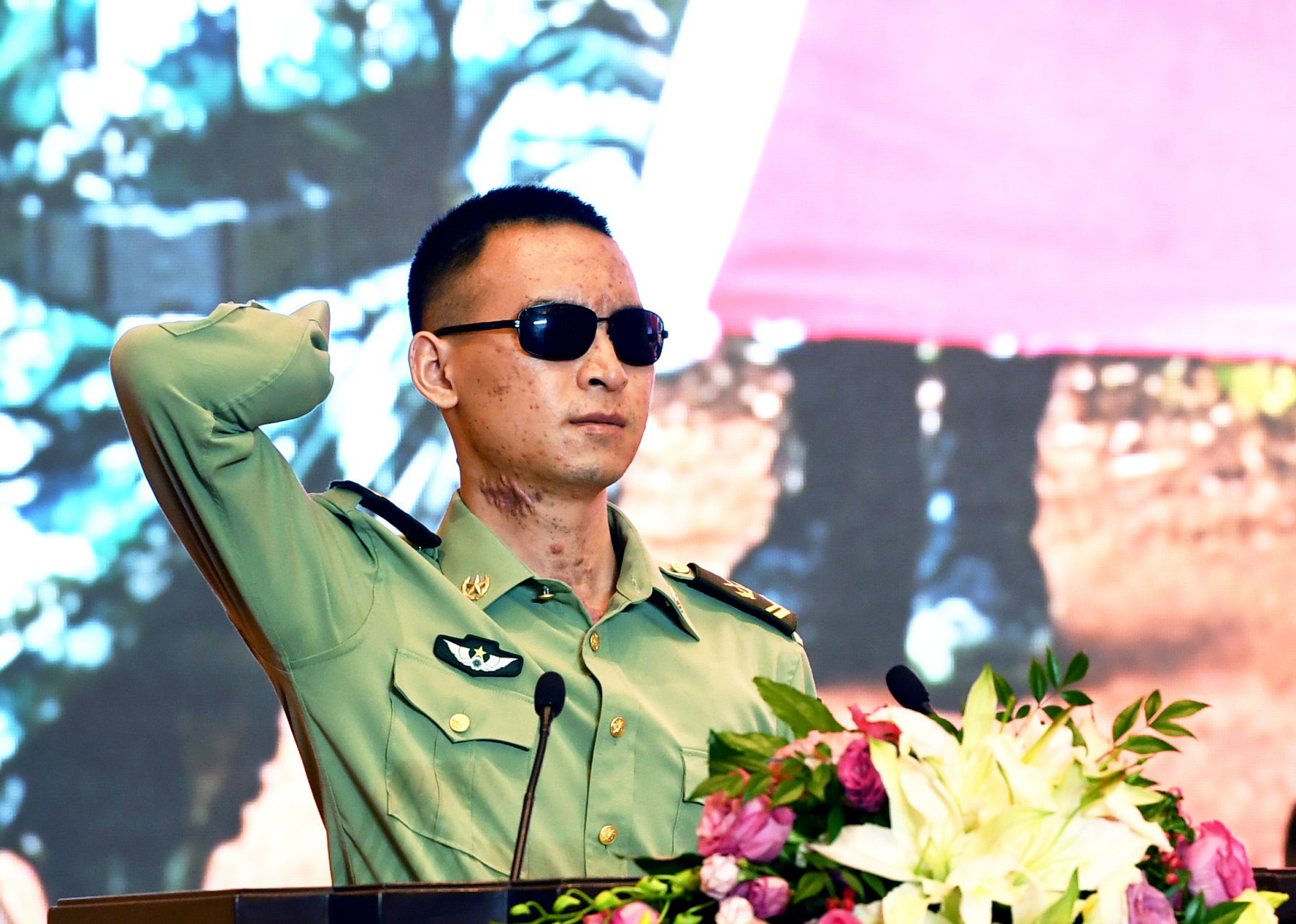 作为排雷兵,杜富国肩负着保护边境安全,解除隐患的重任,为百姓筑起