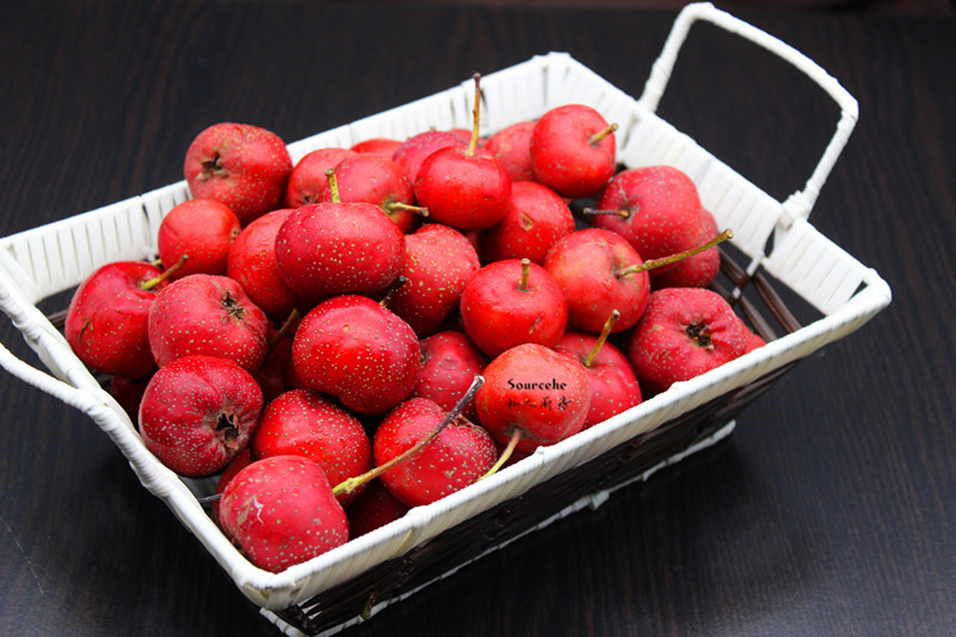 开胃山楂片 山楂酸甜可口,可以生津开胃, 吃山楂能很好的生津润燥.