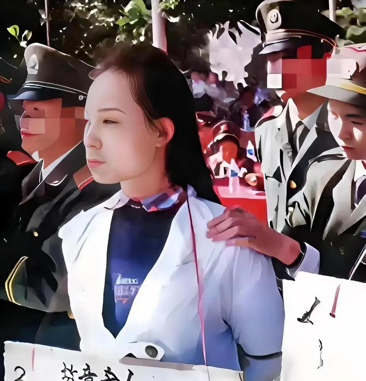 1995年,21岁年轻美貌的荣丰波,被法绳捆着,法警押往刑场将执行枪决.