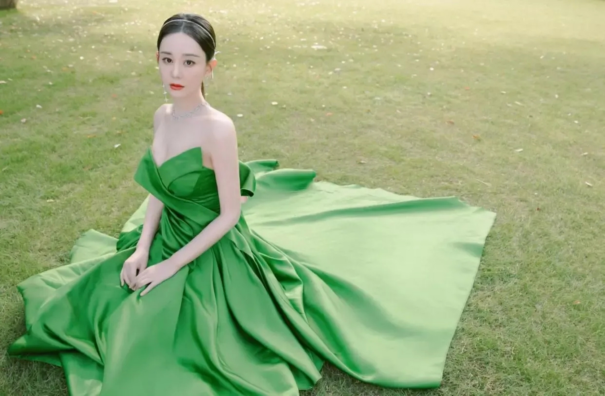 新《还珠格格》夏紫薇的扮演者,海陆,一身绿色及地抹胸裙,性感又迷人!