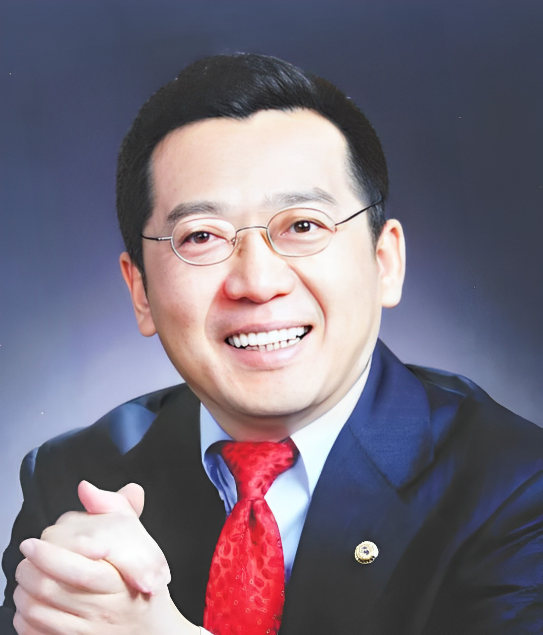 中国科学家潘锦功成功研制出发电玻璃,立马联系我国驻