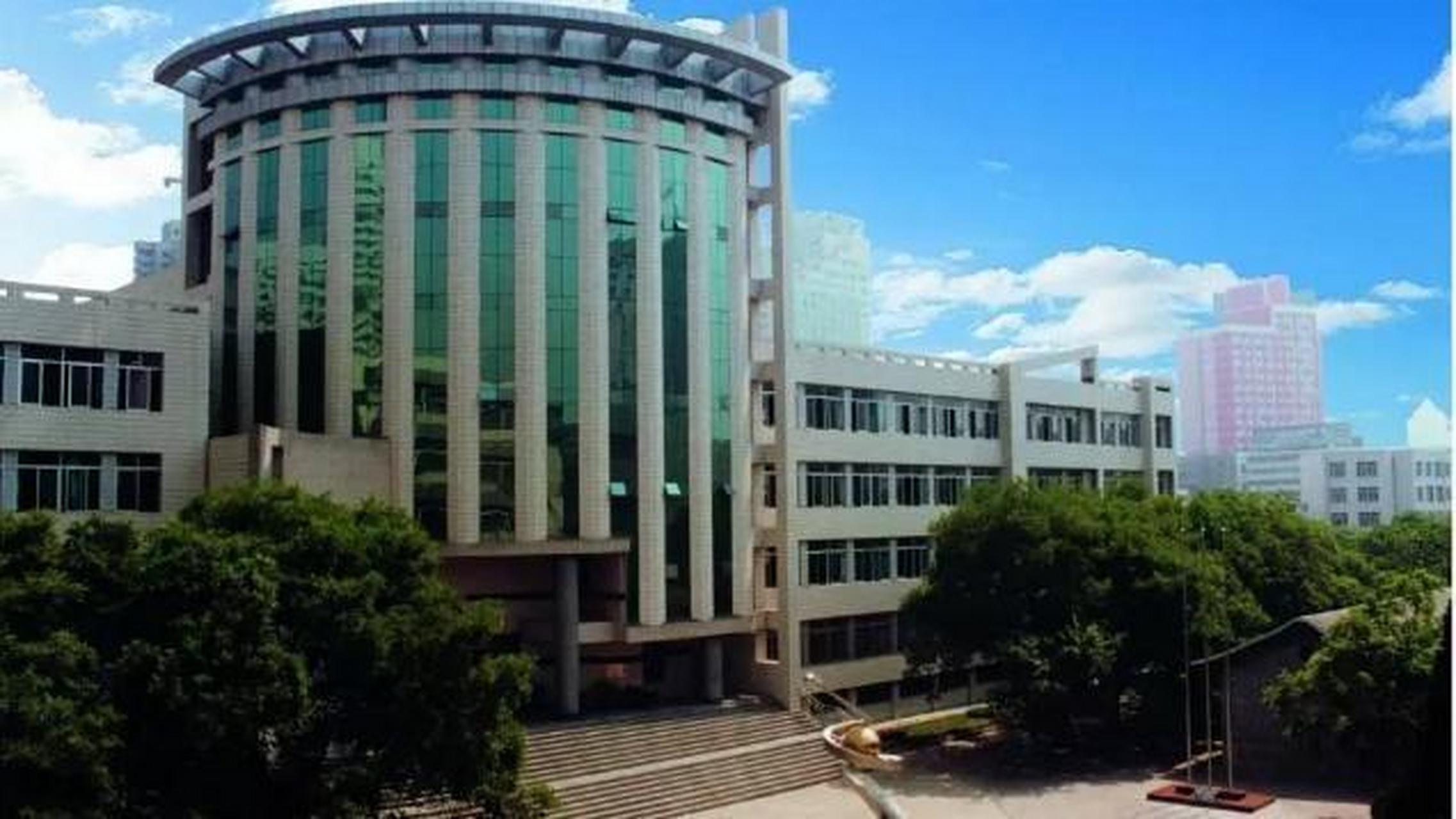 甘肃省兰州第一中学,简称为兰州一中,位于甘肃省兰州市,是一所省级