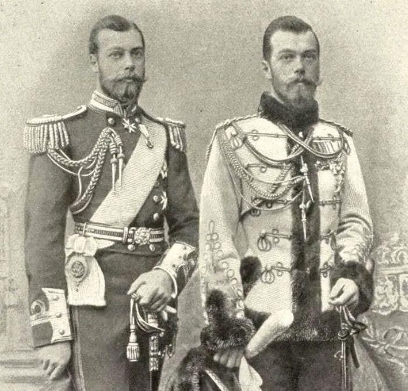 左边的是英国国王乔治五世.