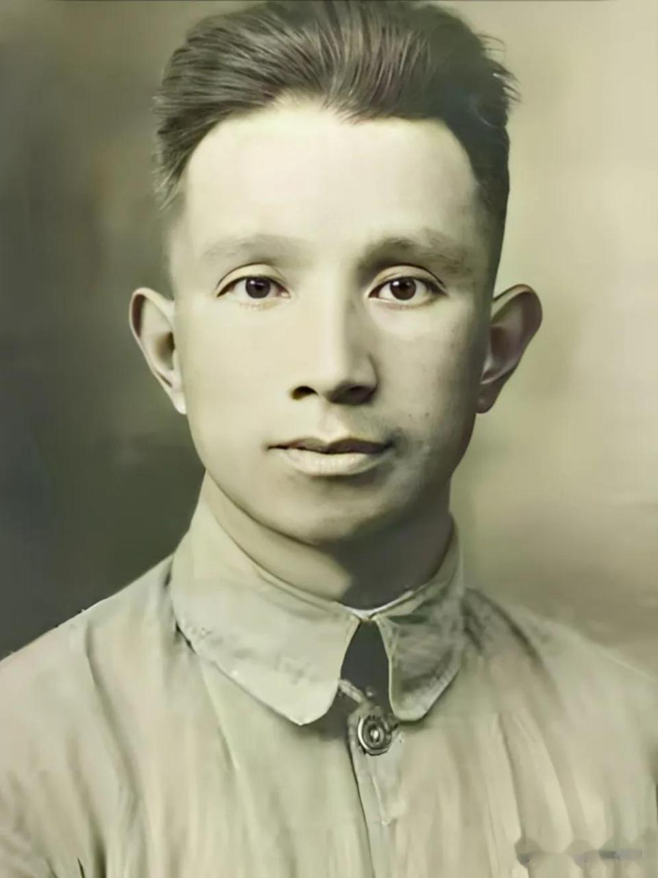 乐少华是王明的人,二十八个布尔什维克之一,空降到中央苏区,没两个月