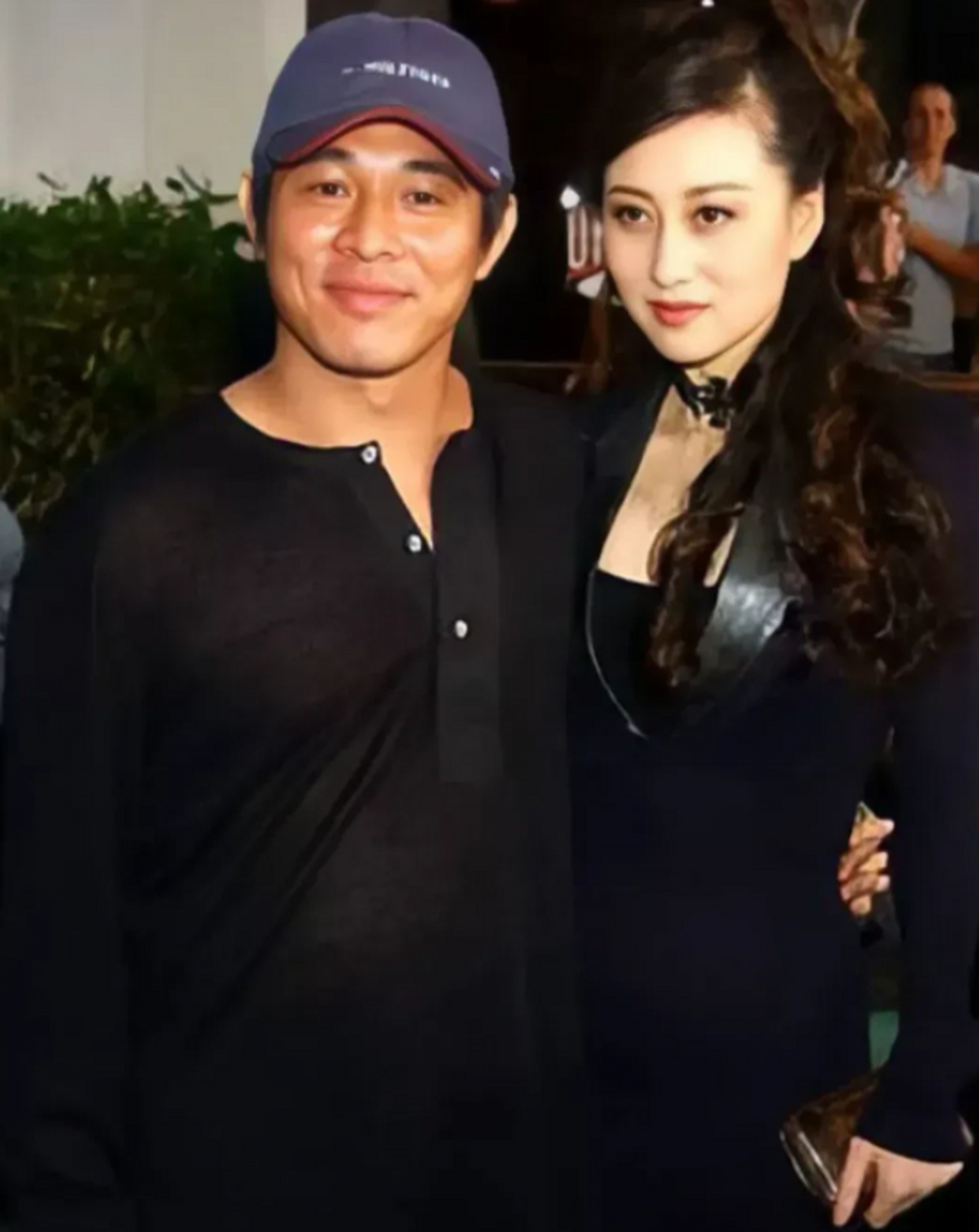 利智和赌王合照都是喜笑颜开,和李连杰结婚照or晚宴合照都是板着脸