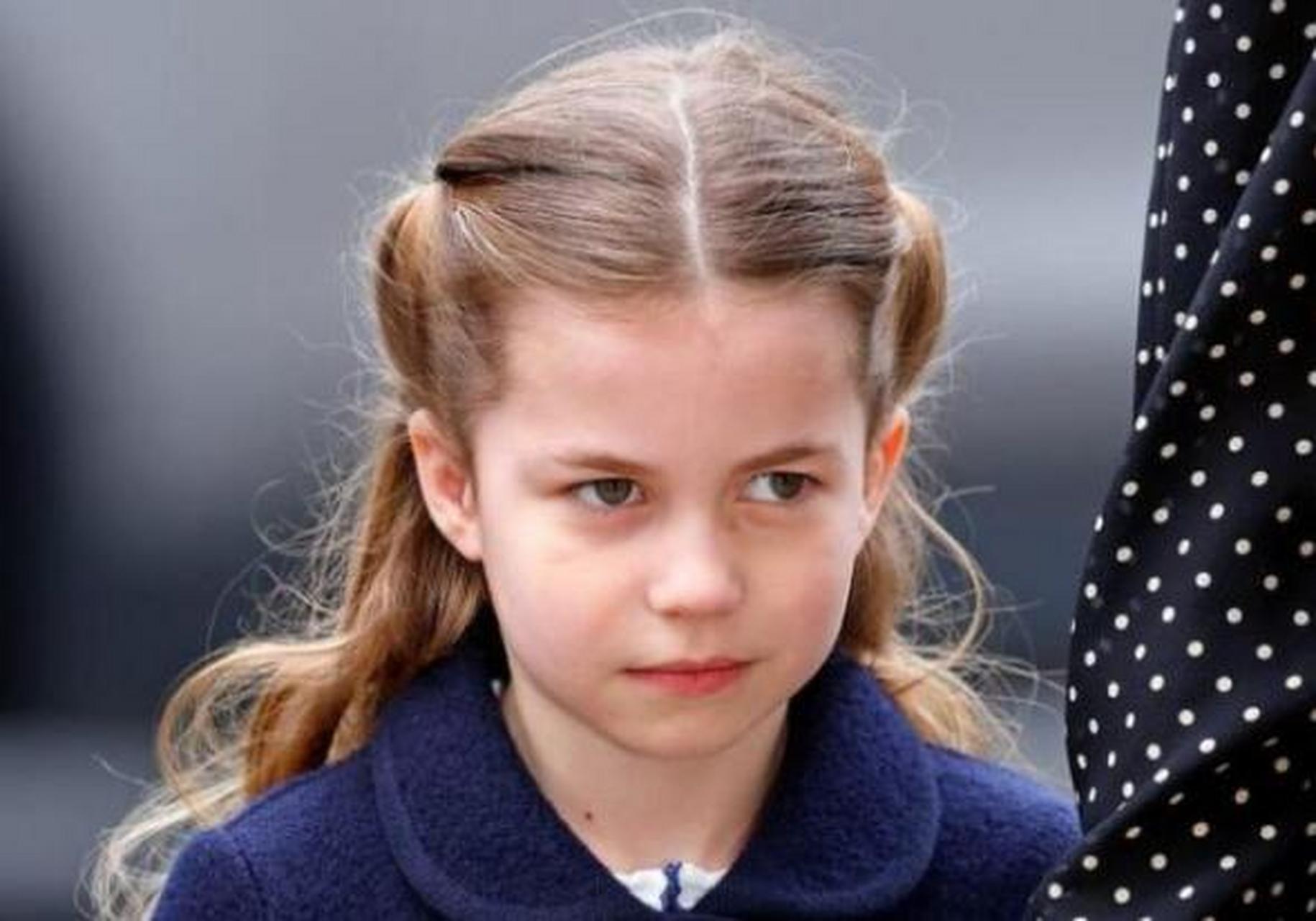 这是英国女王伊丽莎白小时候的照片,从小美丽可人,时髦可爱.