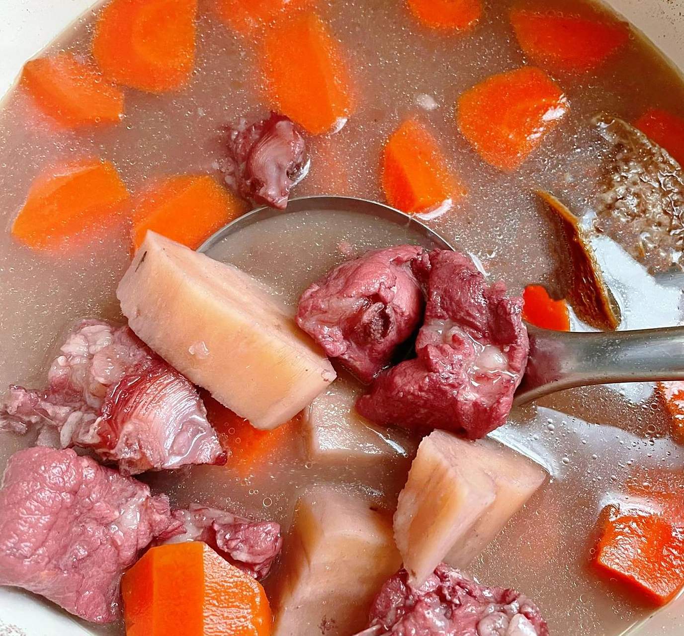 材料?:猪骨,粉葛,赤小豆,胡萝卜,陈皮,姜片. 做法?