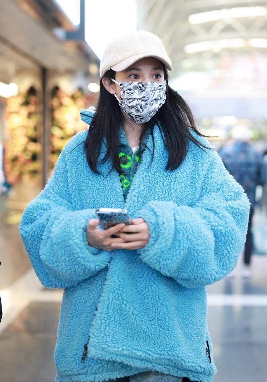 彭小苒机场街拍 蓝色摇粒绒外套 破洞牛仔裤 棒球帽温暖清新