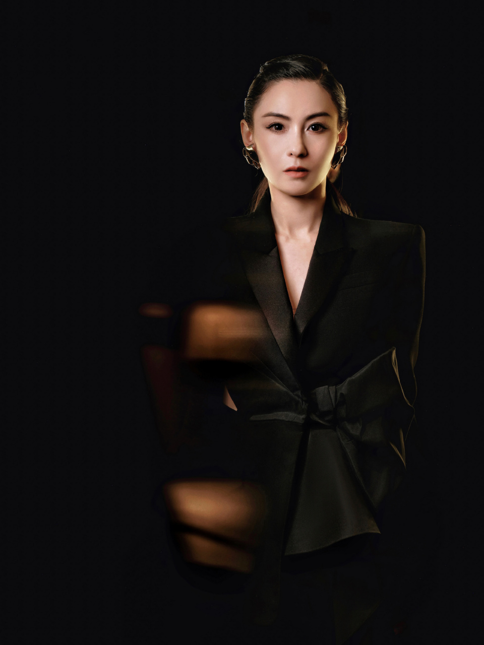 张柏芝最新时尚大片,这身黑色西装套装好有干练的感觉,超a马尾加上