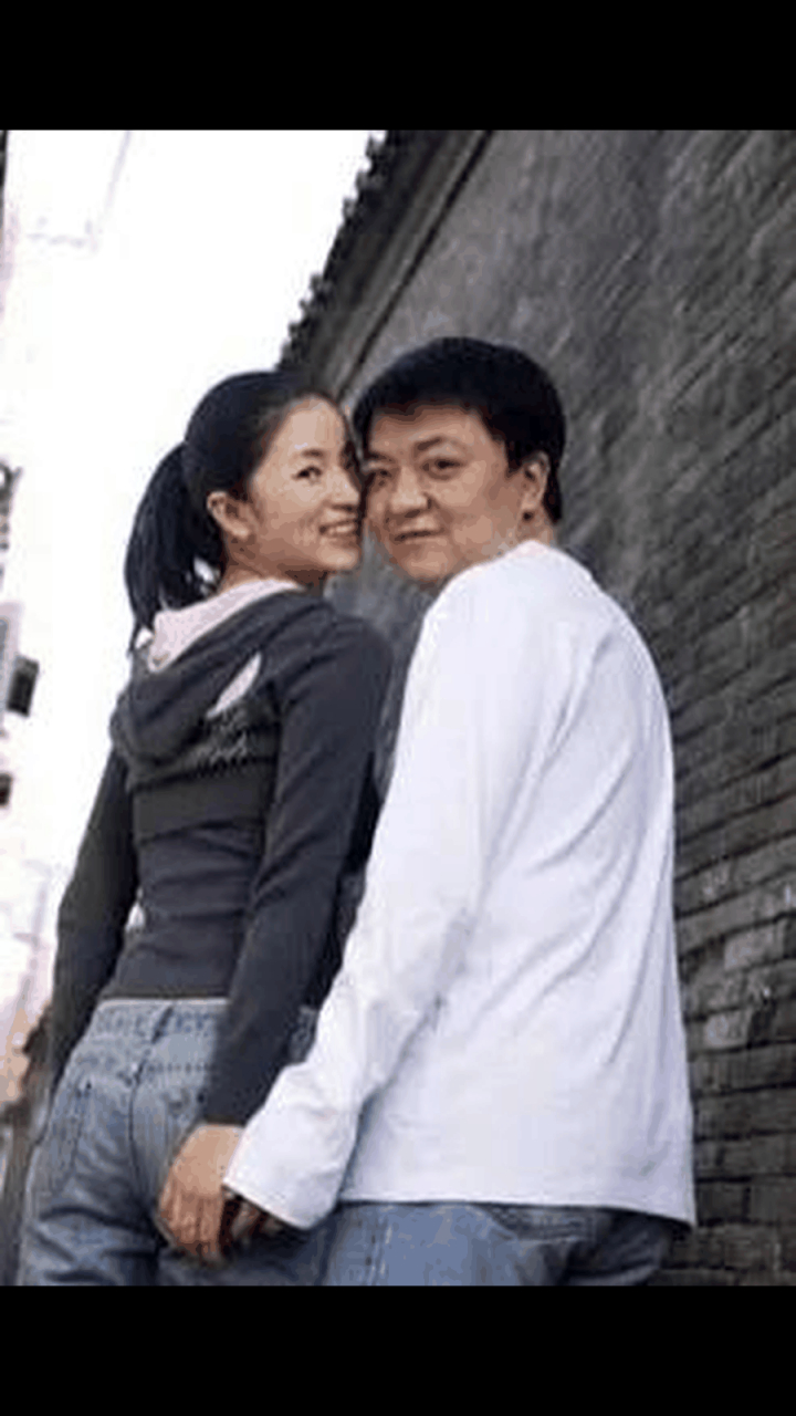 gif创作人# 董路年轻的时候还是蛮帅滴,瓜子脸,双眼皮,笑起来很惹人