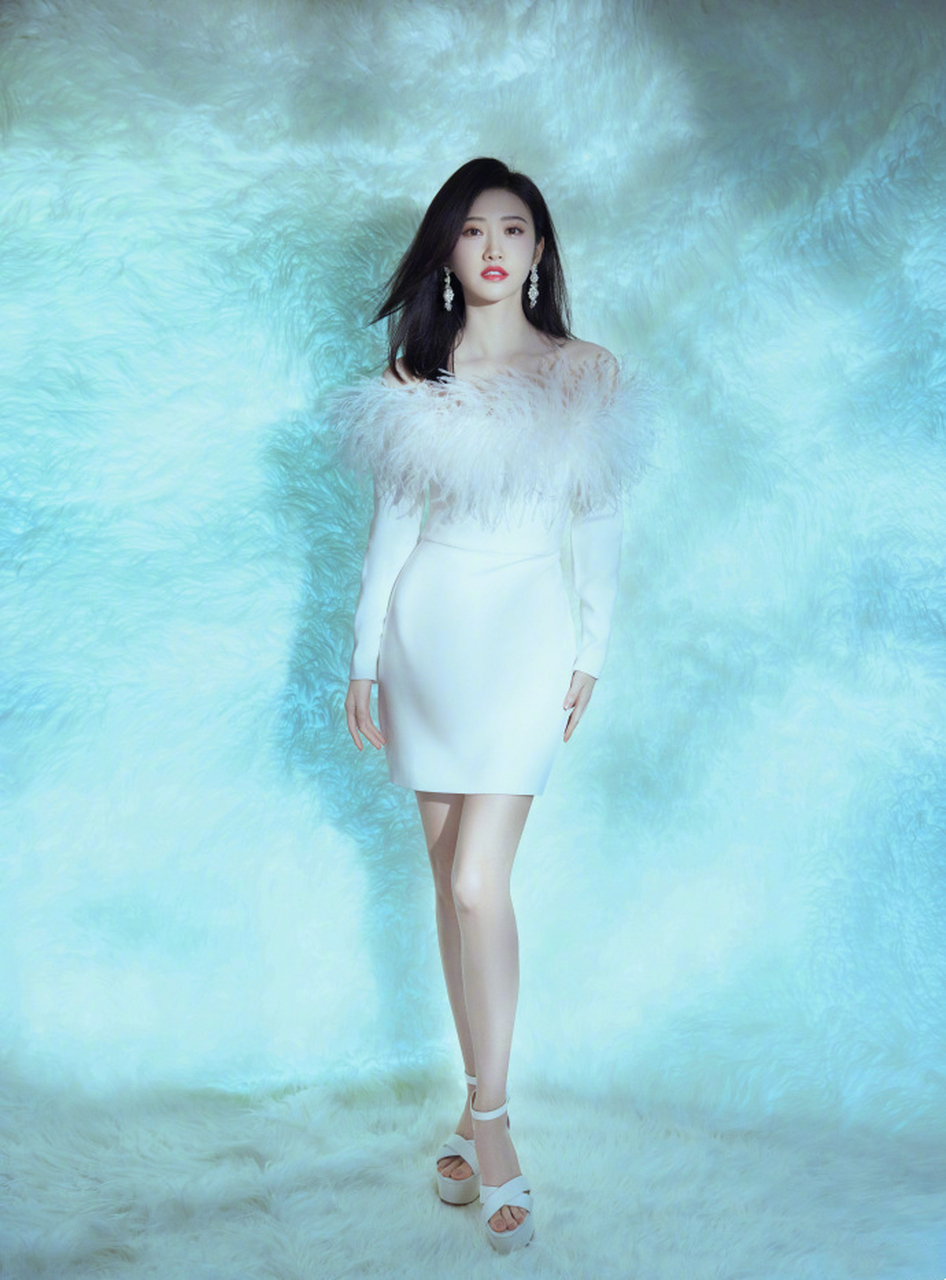 景甜的一组美照,穿着白色羽毛露肩裙,秀肩颈线条,优雅迷人!#景甜