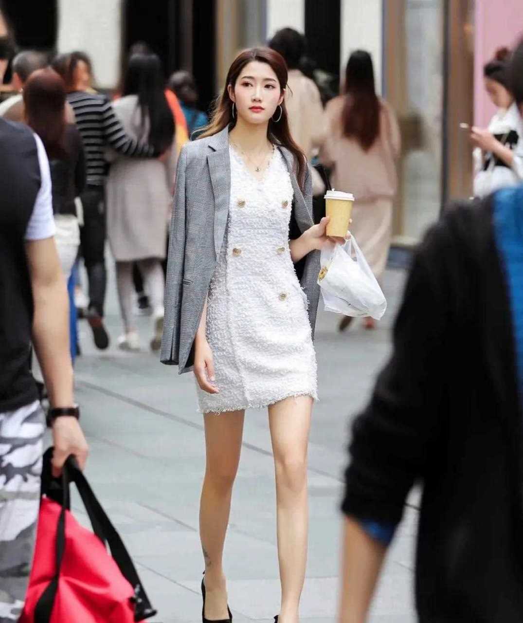 西安街拍 | 春日街头,很多长腿美女[药丸]    [骷髅]