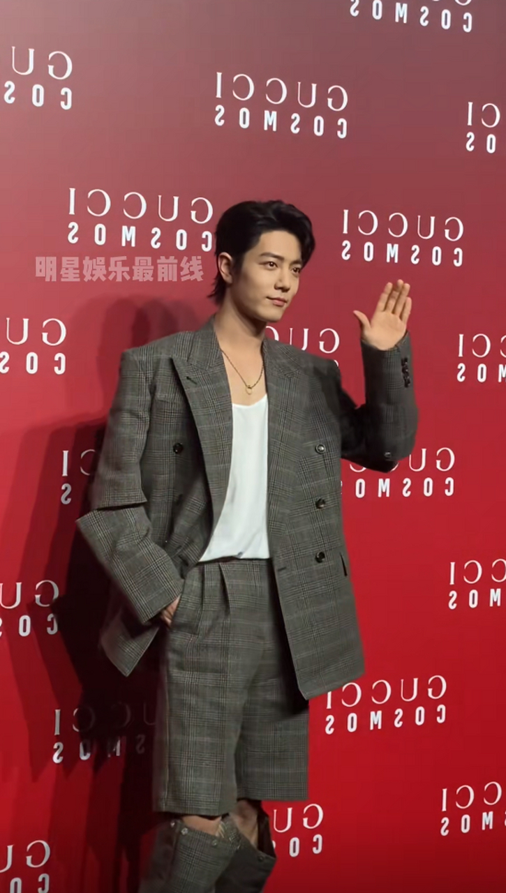 肖战 大背头,破洞裤西装亮相,潇洒帅气