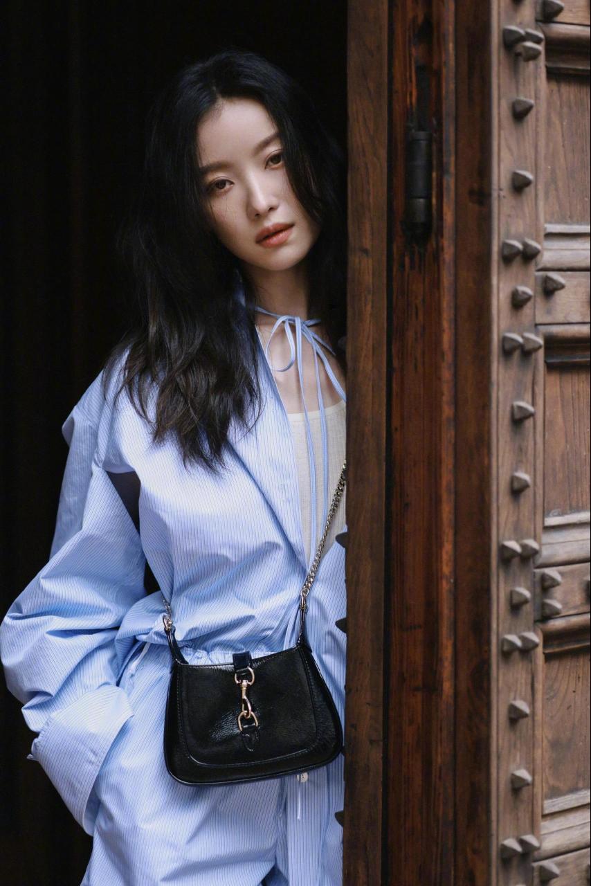 倪妮穿搭 倪妮超季gucci新品上身 倪妮gucci街头大片,迷人又自信,松弛