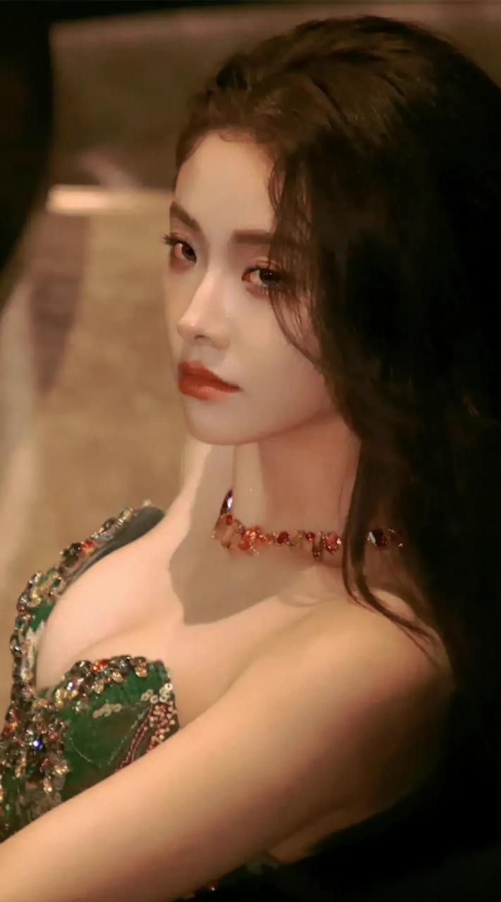 喻言深v开衩古典裙美照,芳华俏佳人