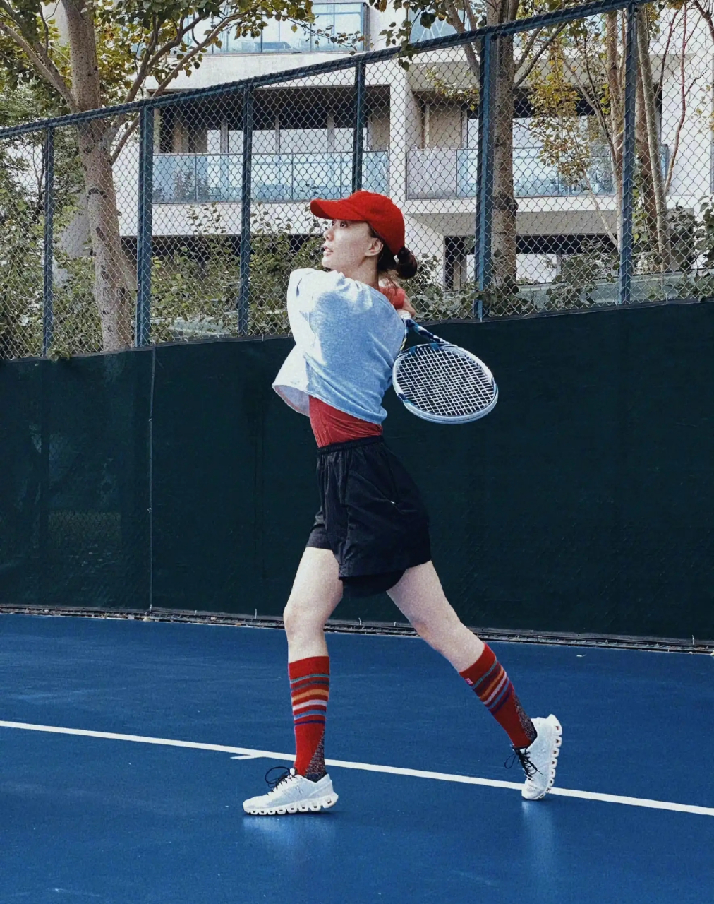 玩滑板,学吉他92,王珞丹的生活真是精彩,如今她又对网球98下手了!