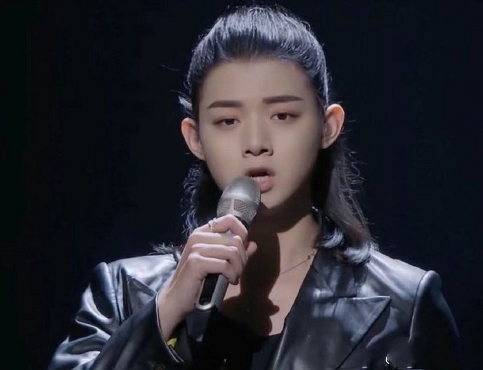 作家陈岚在微博里发文称,霍尊的母亲确确实实病倒了,已经住院了.