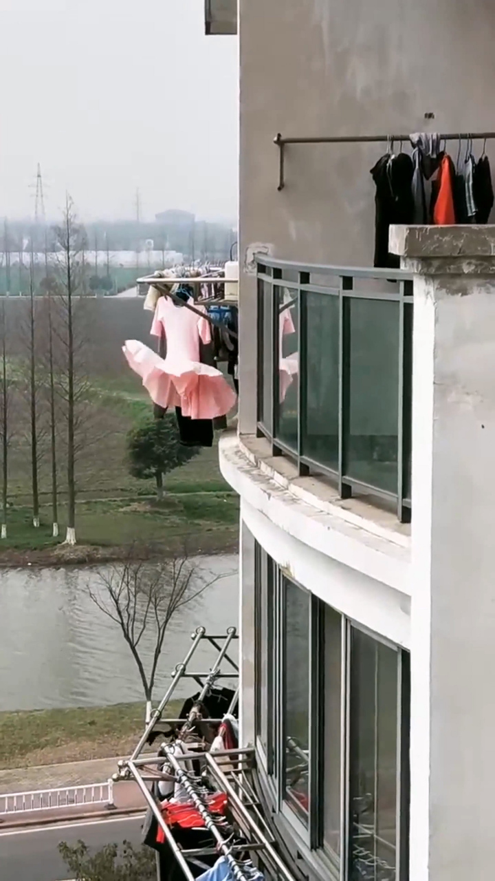 邻居晾晒在窗外的裙子,被风一吹,总感觉哪不对劲!
