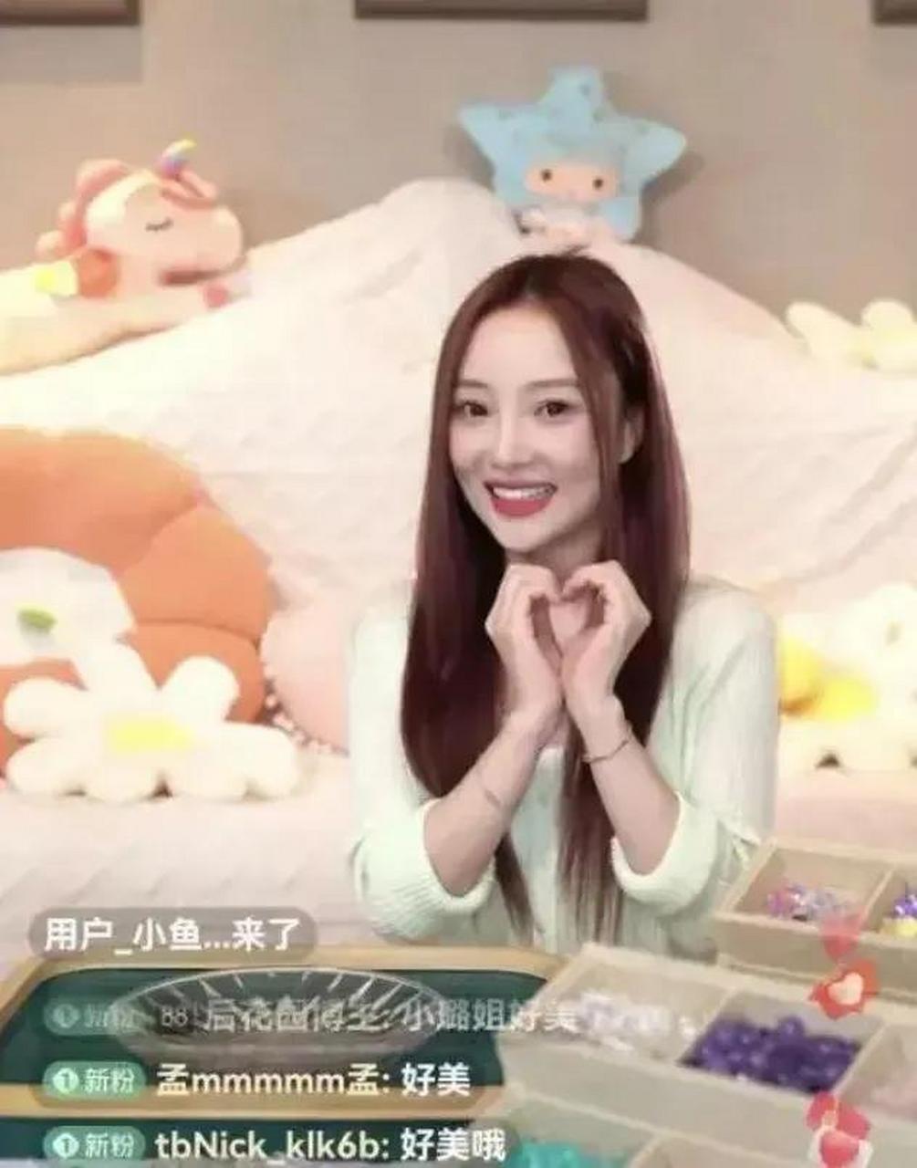 李小璐学董洁的直播风格,开直播串珠子,说话温柔笑容灿烂