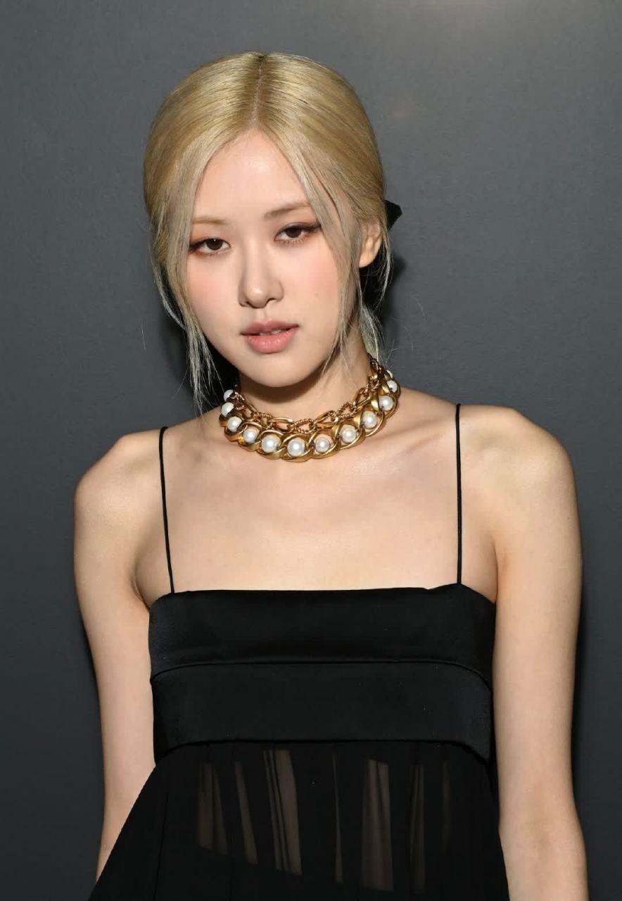 rosé park chae young 巴黎时装周秀场    她身穿黑色吊带连衣裙现身