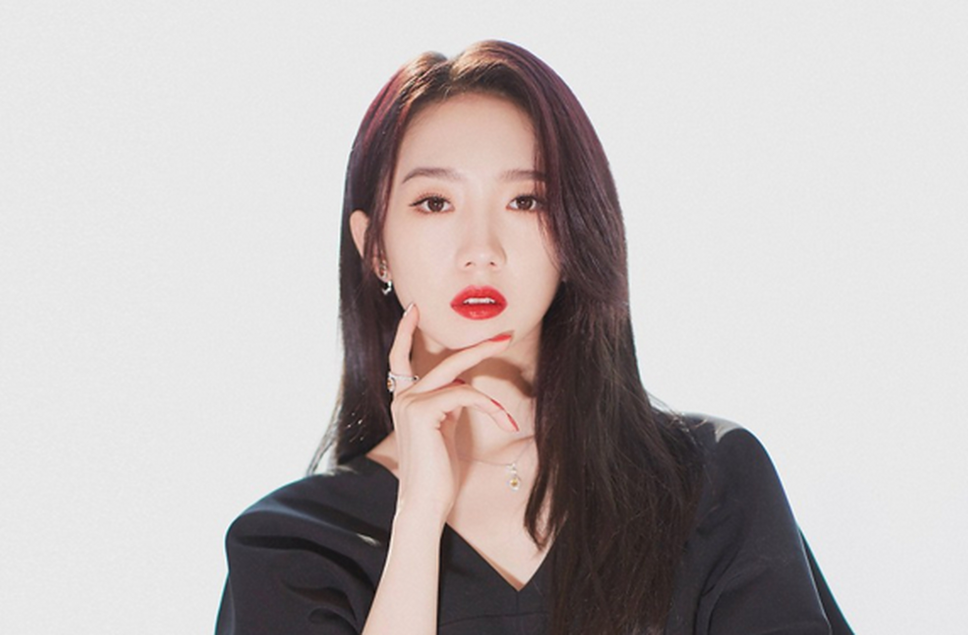 国内知名女星孟美岐毕业于洛阳外国语学校,当初跟随组合发布了首张