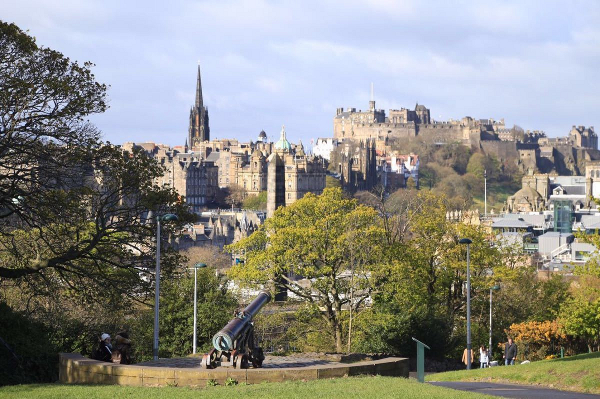 探访华夏邻国# 英国卡尔顿山,地处爱丁堡必境内,它是当地的必游景点