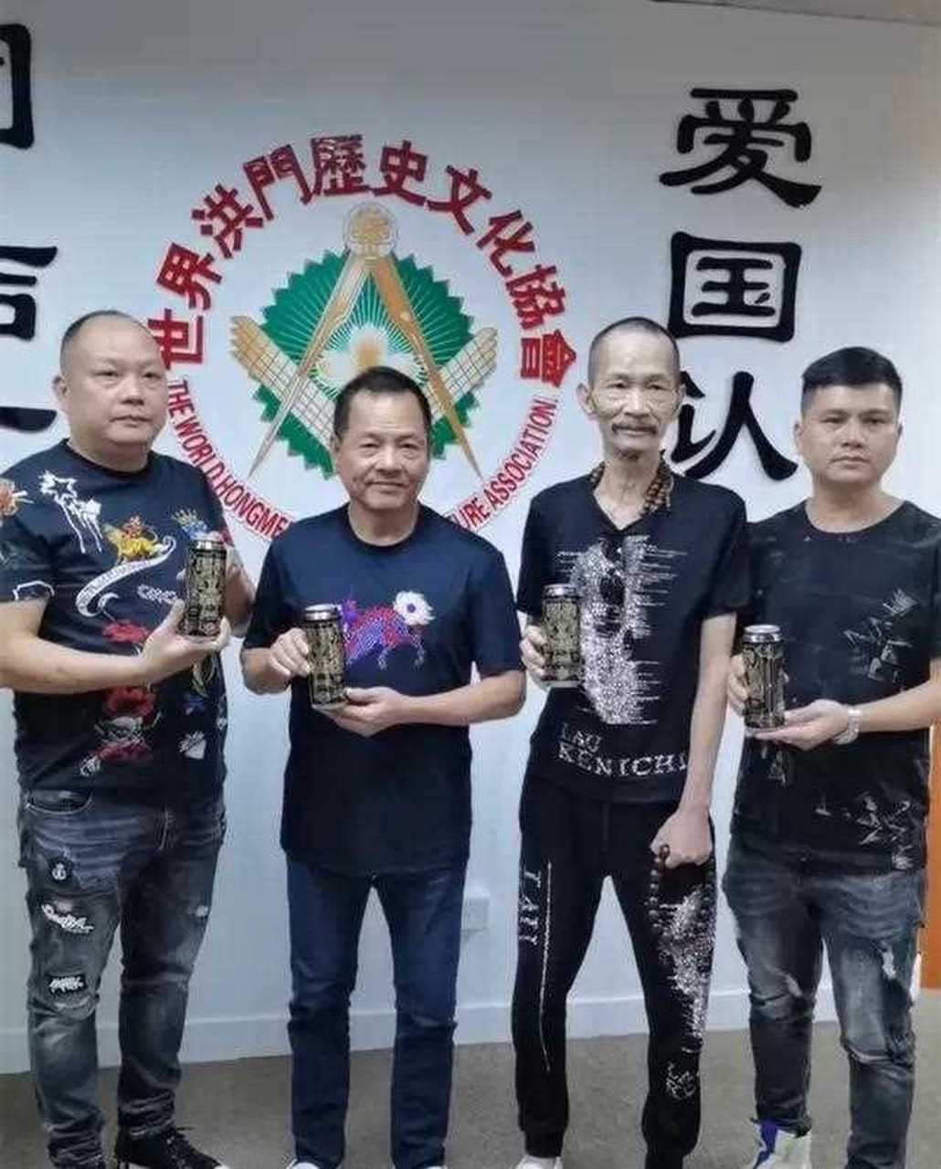 十四k黑帮头目尹国驹与友人合影![开心]