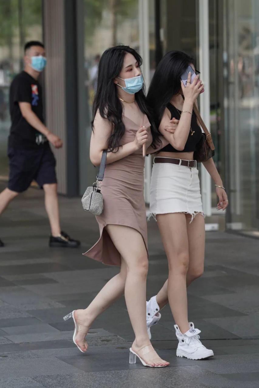 穿吊带开叉裙搭配透明高跟鞋秀美腿玉足的时尚女生