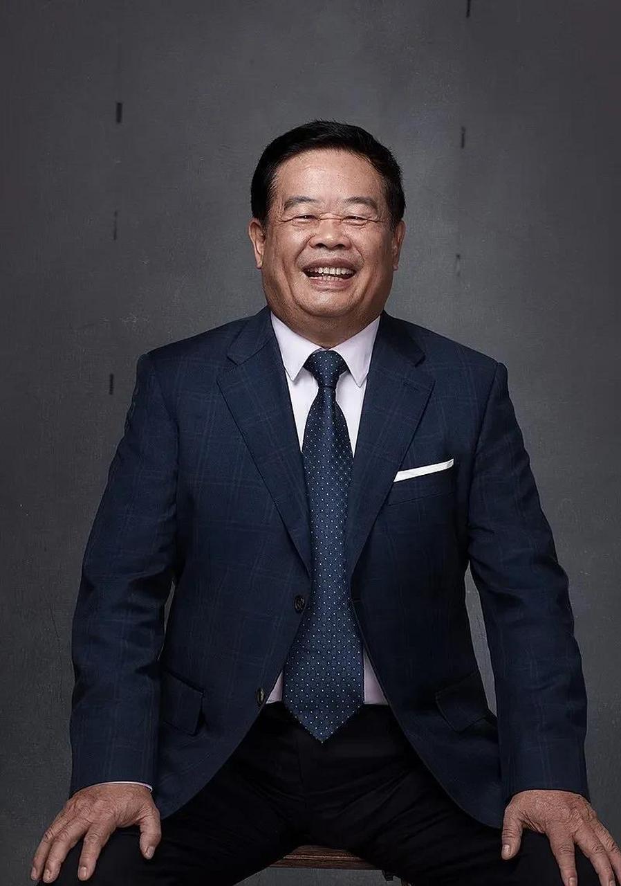 1990年,一名牌大学生到曹德旺公司求职,曹德旺说:"让你去闷热的锅炉