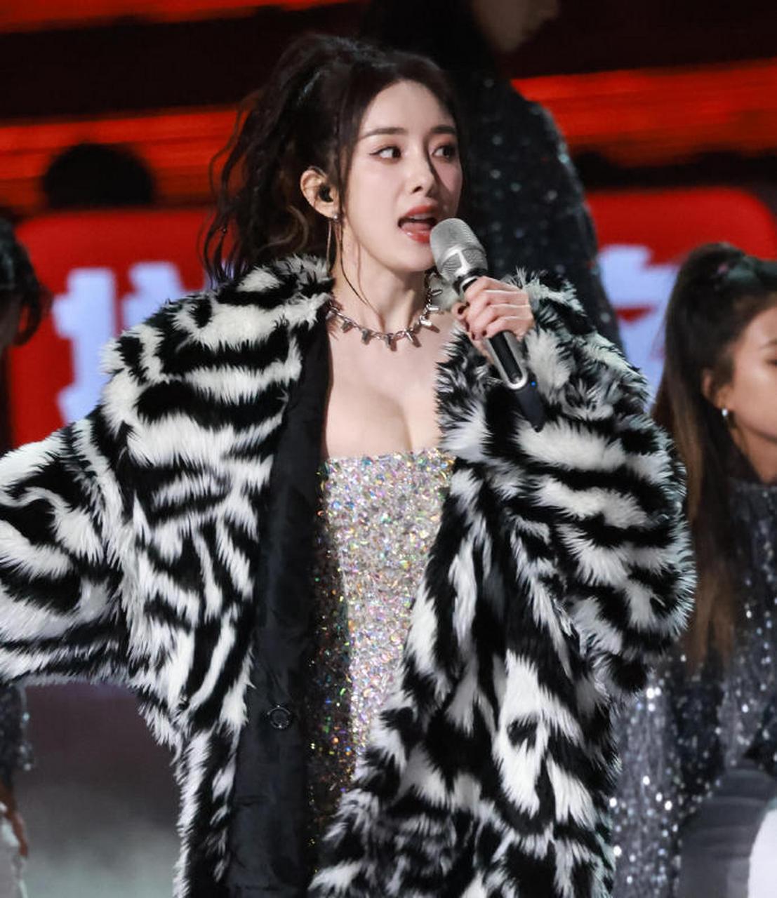 杨幂跨年演唱会造型~主打的就是一个呼之欲出#杨幂