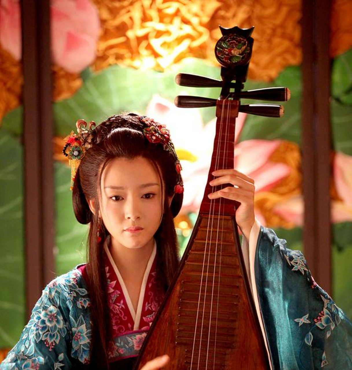 苏小小潜心学习诗词歌赋,凭借着惊人的天赋,即使没有人精心教导,也