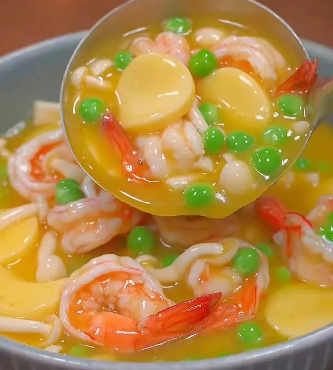 食材:青豆,虾仁,豆腐,海鲜菇  做法:  1,水开,下入海鲜菇,青豆,虾仁