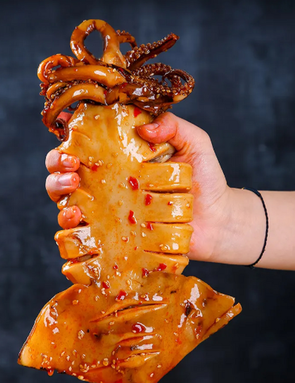 鱿鱼是一种富含胆固醇的食物,对于已经患有高胆固醇的人来说,过量食用
