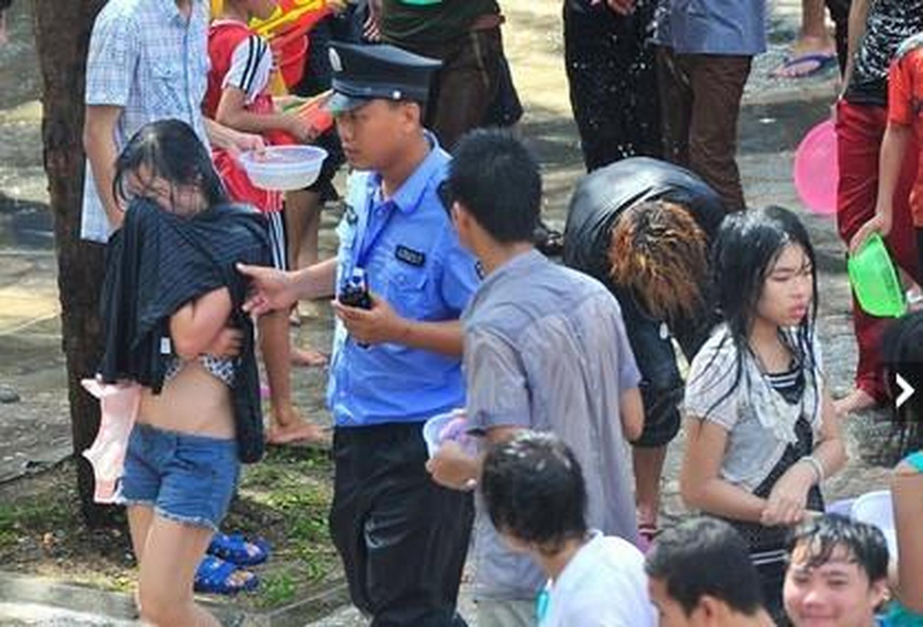 海南临高一13岁女学生被一群人欺凌,连衣服都被扒光,还让女孩跪下