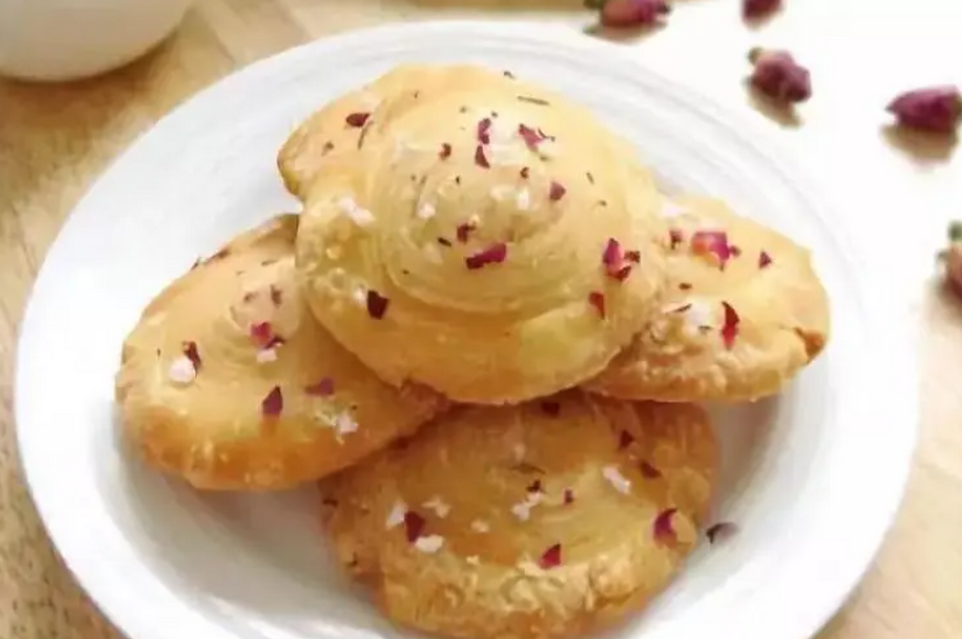 酥油饼,又称吴山酥油饼,据说距今有七八百年的历史,因为饼开蒙茸尤珑